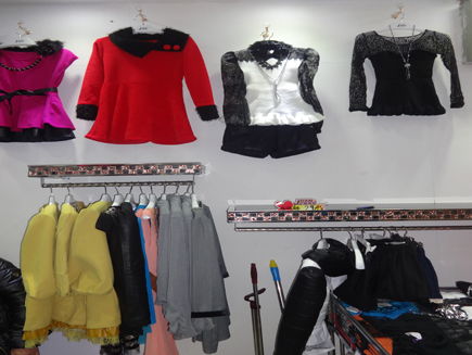 长春市中东的市场内有一营业中精品女装出兑