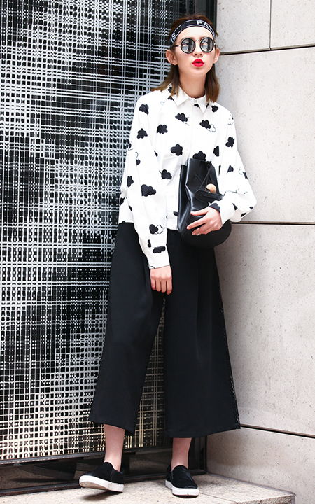 日韩风尚 简约黑色套头卫衣的百变穿搭指南